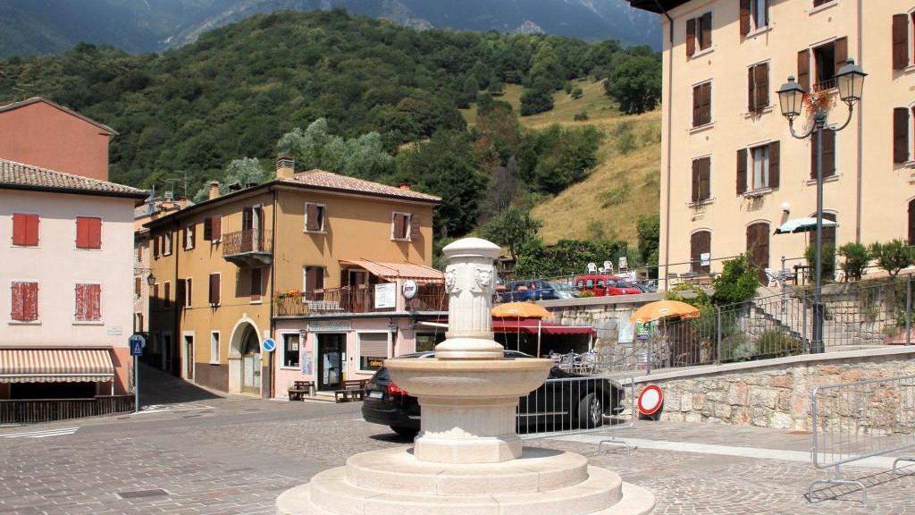 Fontana nella piazza principale di Ferrara di Monte Baldo